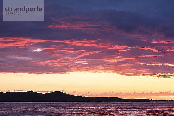 Sonnenuntergang über dem Atlantischen Ozean  Bergsilhouette am Horizont  Isle of Harris  Schottland  Vereinigtes Königreich  Europa