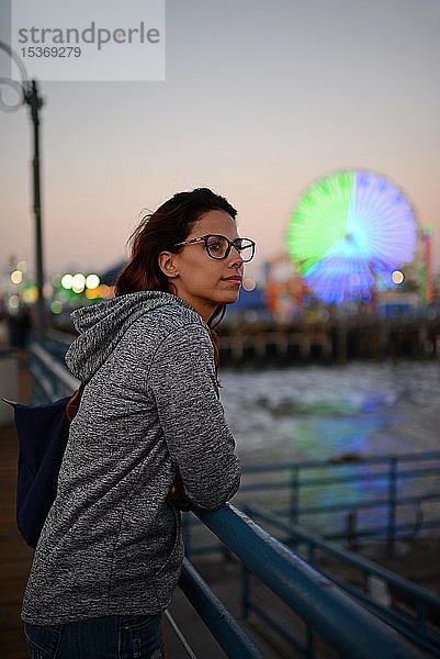 Attraktive junge Frau beim Entspannen am Pier  Santa Monica  Kalifornien  USA  Nordamerika