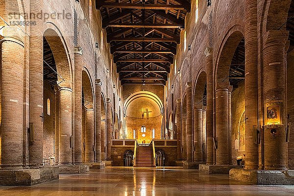 Kirchenschiff  Innenraum Abteikirche San Silvestro  romanisch  Nonantola  Provinz Modena  Emilia-Romagna  Italien  Europa
