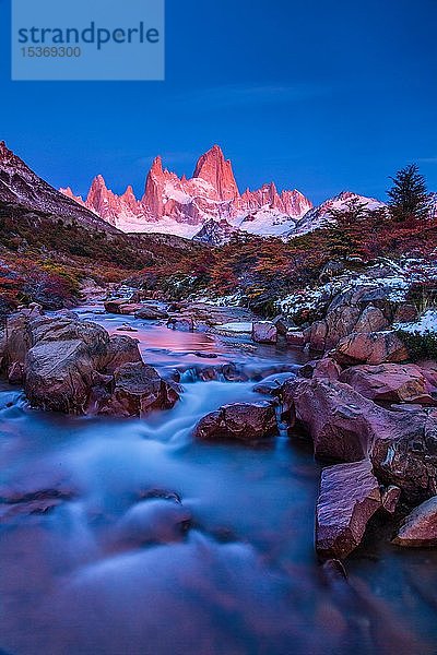 Fitz Roy Gipfelmassiv mit Schnee bei Sonnenaufgang  Los Glaciares Nationalpark  Anden  Patagonien  Argentinien  Südamerika