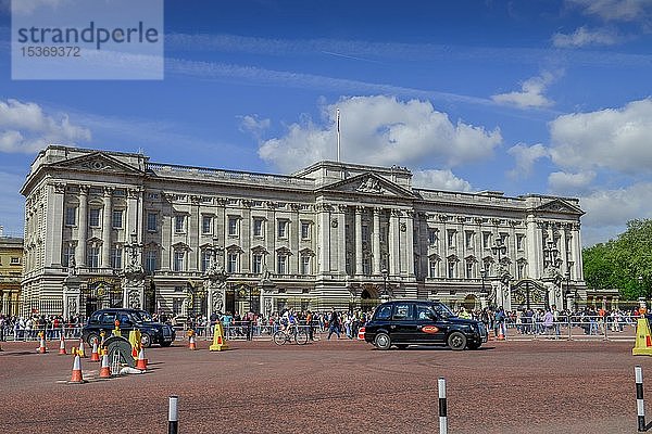 Touristen vor dem Buckingham Palace  London  England  Großbritannien