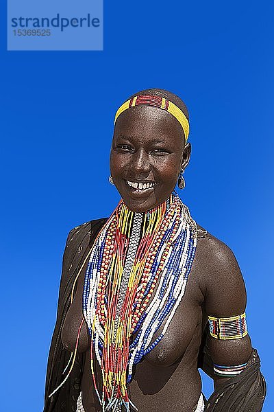 Frau mit vielen Perlenketten als Halsschmuck  Stamm der Erbore  Mago-Nationalpark  Region der südlichen Nationen Nationalitäten und Völker  Äthiopien  Afrika