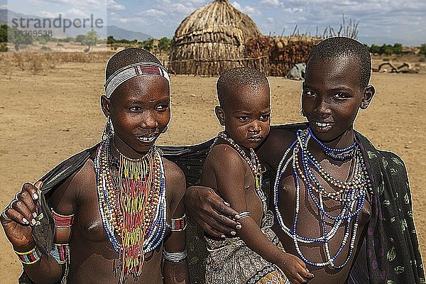 Junge Frau mit Kind vom Stamm der Erbore  mit Halskette  Turmi  Unteres Omo-Tal  Region Omo  Südäthiopien  Äthiopien  Afrika
