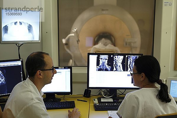 Ärzte bei der RDG-Radiologie-Screening-Untersuchung  Karlovy Vary  Tschechische Republik  Europa
