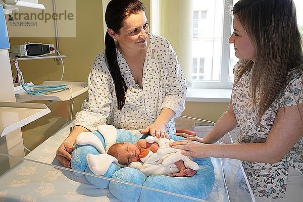 Mutter mit Krankenschwester kümmert sich um ihr Neugeborenes auf der Intensivstation  Karlovy Vary  Tschechische Republik  Europa