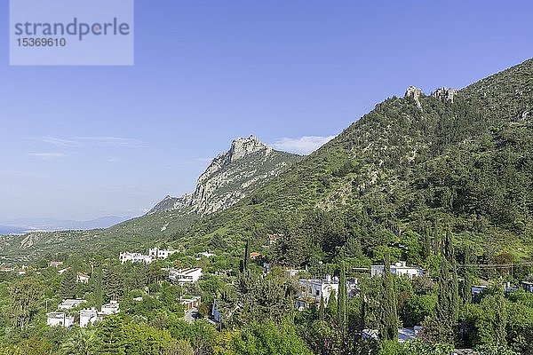 Blick auf die Burgruine St.Hilarion  Karaman  Bezirk Kyrenia  Türkische Republik Nordzypern  Zypern  Europa