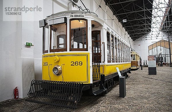 Gelbe historische Straßenbahn  Straßenbahnmuseum  Museu do Carro Electrico da Cidade do Porto  Porto  Portugal  Europa