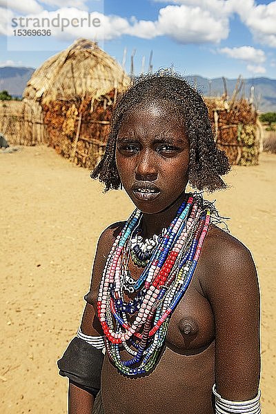 Junge Frau mit Halskette  vom Stamm der Erbore  Turmi  Region  Südäthiopien  Äthiopien  Afrika