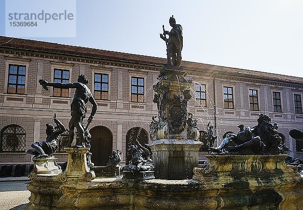 Statue von Otto von Wittelsbach auf dem Wittelsbacherbrunnen  Brunnenhof der Residenz  München  Oberbayern  Bayern  Deutschland  Europa