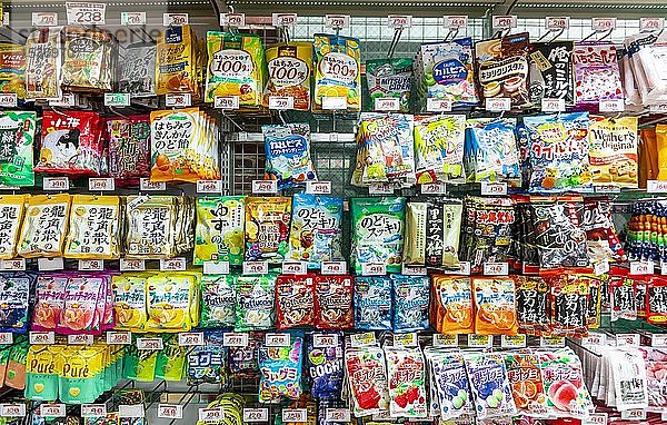 Japanische Süßigkeiten  Verpackung mit japanischer Schrift  Shibuya  Udagawacho  Tokio  Japan  Asien