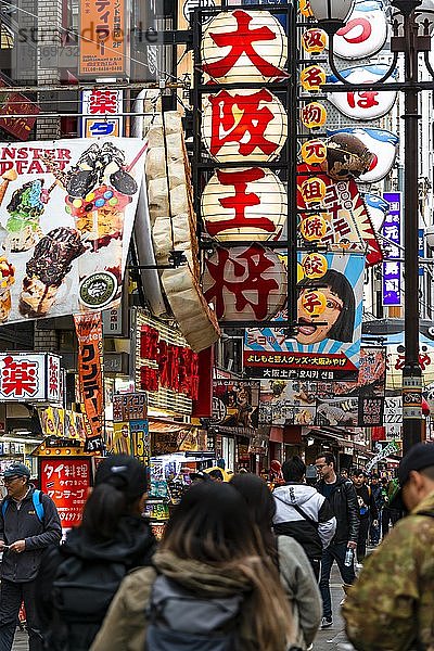 Gedränge in der Fußgängerzone mit vielen Werbeschildern für Restaurants und Einkaufszentren  D?tonbori  Osaka  Japan  Asien