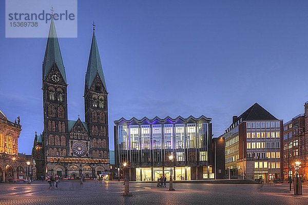 Dom und Parlamentsgebäude am Marktplatz in der Abenddämmerung  Bremen  Deutschland  Europa