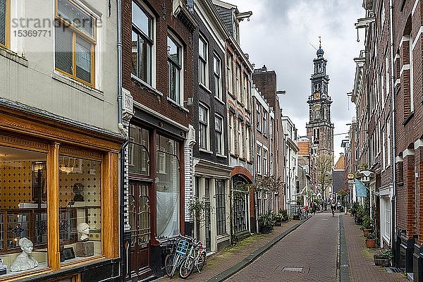 Straße mit Backsteinhäusern  Blick auf den Westerkerk-Kirchturm  Stadtteil Jordaan  Amsterdam  Nordholland  Niederlande