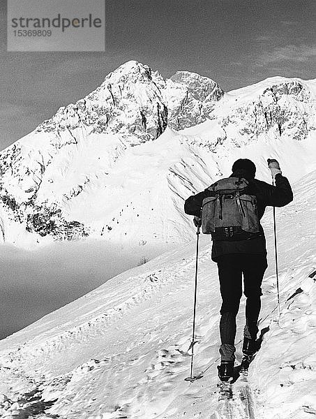 Skitour von der Dr.-Heinrich-Hackel-Hütte  1963  Tennengebirge  Land Salzburg  Österreich  Europa