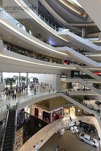 Iconsiam-Einkaufszentrum  Etagen mit Luxusgeschäften  Bezirk Khlong San in Thonburi  Bangkok  Thailand  Asien