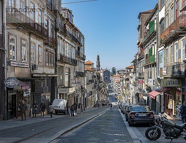 Straße bergab zur Kirche Igreja dos Clérigos  Clérigos-Kirche mit Glockenturm  UNESCO-Weltkulturerbe  Altstadt  Porto  Portugal  Europa