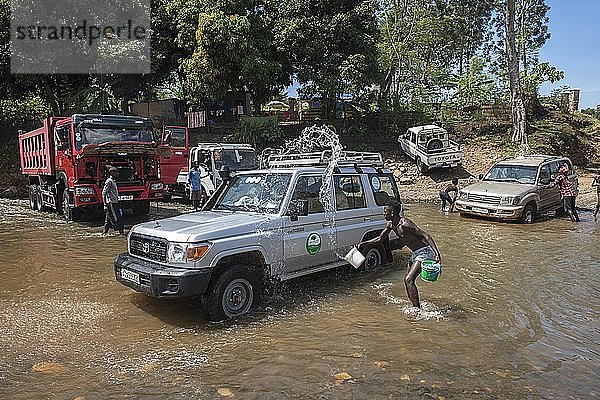 Autos werden im Fluss gewaschen  Mago-Nationalpark bei Jinka  Unteres Omo-Tal  Omo-Region  Südäthiopien  Äthiopien  Afrika