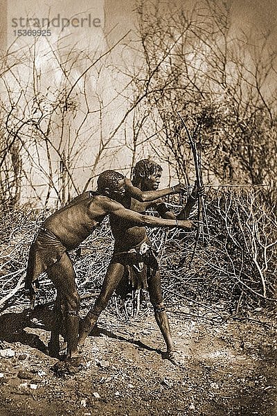 Zwei Buschmänner bei der Jagd mit Pfeil und Bogen  1918  ehemaliges Deutsch-Südwestafrika  Namibia  Afrika
