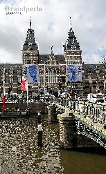 Brücke über die Spiegelgracht mit Rijksmuseum  Reichsmuseum Amsterdam  Nordholland  Niederlande