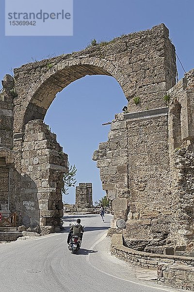 Großes Tor  Vespasianisches Tor  Ruine  Seite  Provinz Antalya  Türkei  Asien