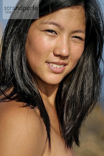 Junge asiatische Frau am Strand  Porträt  Ibiza  Spanien  Europa