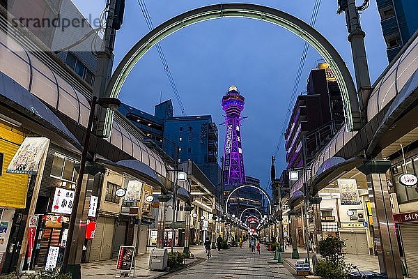 Fußgängerzone mit Geschäften und Restaurants  Einkaufszentrum  hinter Tsutenkaku-Turm  Abenddämmerung  Shinsekai  Osaka  Japan  Asien