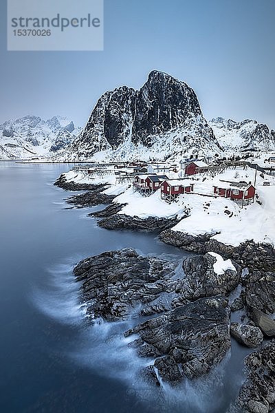 Blick auf die Rorbu-Fischerhütten in Hamnøya  Moskenesøy  Lofoten  Norwegen  Europa