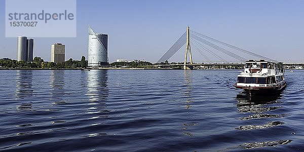 Touristenboot auf der Daugava  Riga  Lettland  Europa