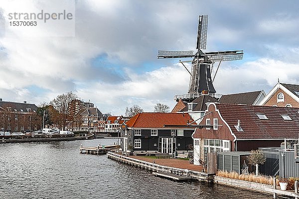 De Adriaan Windmühle am Fluss Spaarne  Haarlem  Nordholland  Niederlande  Europa