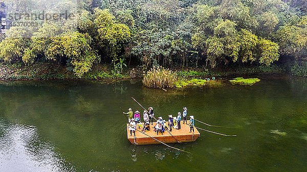 Ökotourismus  Boot auf Fluss durch wilde grüne Dschungellandschaft  Trang An Bootstour  Ninh Bình  Vietnam  Asien
