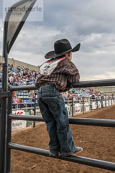 Cowboyjunge beim Rodeo als Zuschauer  Heber City  Utah  USA  Nordamerika