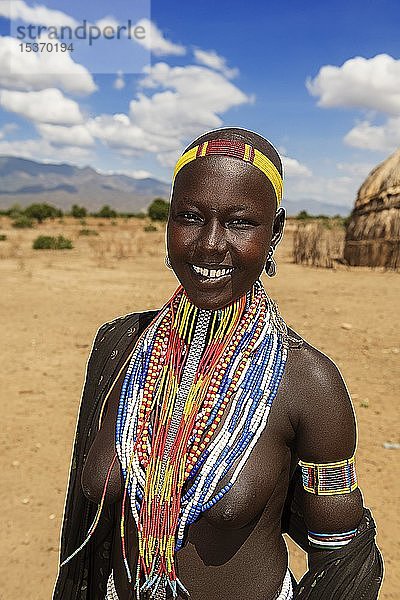 Lachende junge Frau mit Halskette  vom Stamm der Erbore  Turmi  Region  Südäthiopien  Äthiopien  Afrika