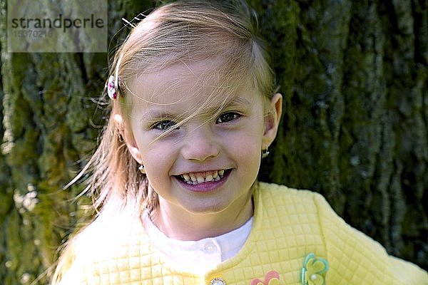 Porträt  kleines lachendes Mädchen  Tschechische Republik  Europa