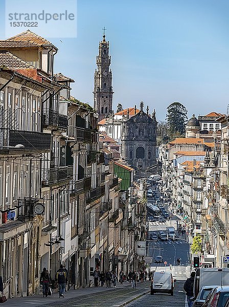 Straße bergab zur Kirche Igreja dos Clérigos  Clérigos-Kirche mit Glockenturm  UNESCO-Weltkulturerbe  Altstadt  Porto  Portugal  Europa