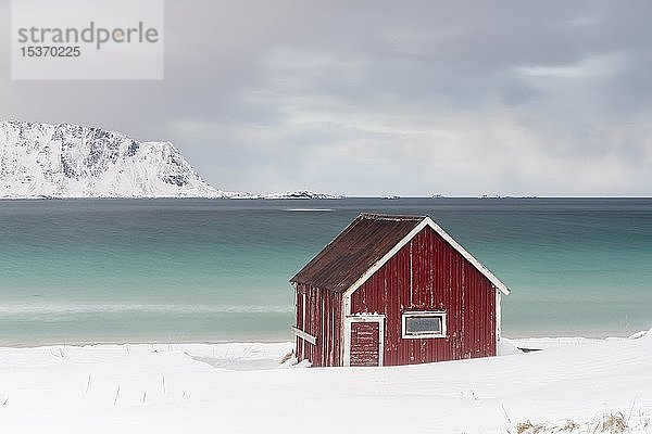 Rorbuer Fischerhütte am Strand im Schnee  Ramberg  Flakstadøya  Lofoten  Norwegen  Europa