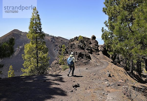 Wanderin vor dem Vulkan Duraznero  Vulkanlandschaft  Ruta de los Volcanes  Naturpark Cumbre Vieja  La Palma  Kanarische Inseln  Kanarische Inseln  Spanien  Europa