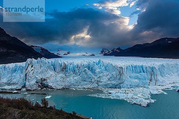 Perito-Moreno-Gletscher Zerklüftetes Eisfeld  Nationalpark Los Glaciares  Provinz Santa Cruz  Patagonien  Argentinien  Südamerika