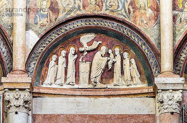 Romanisches Steinrelief über dem Portal  Darstellung von Jesus im Tempel  Baptisterium  Parma  Emilia-Romagna  Italien  Europa