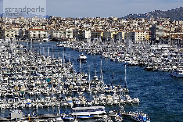 Stadtansicht  Alter Hafen mit vielen Booten  Vieux Port  Altstadt  Marseille  Provence-Alpes-Côte d'Azur  Frankreich  Europa