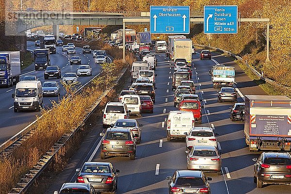 Viel Verkehr auf der Autobahn A 3  Duisburg  Ruhrgebiet  Nordrhein-Westfalen  Deutschland  Europa