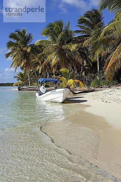 Boot am Palmenstrand  Parque Nacional del Este  Dominikanische Republik  Mittelamerika