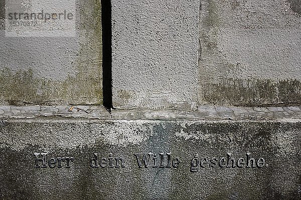 Inschrift auf einem Feldkreuz  Oberschwaben  Baden Württemberg  Deutschland  Europa