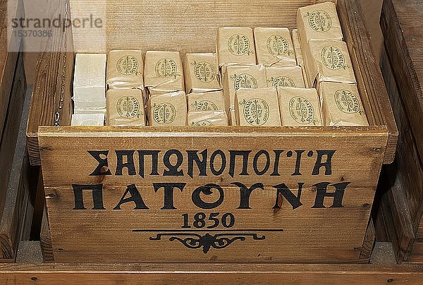 Holzkiste mit verpackter Olivenseife  historischer Seifenhersteller Patounis  Korfu-Stadt  Insel Korfu  Ionische Inseln  Griechenland  Europa