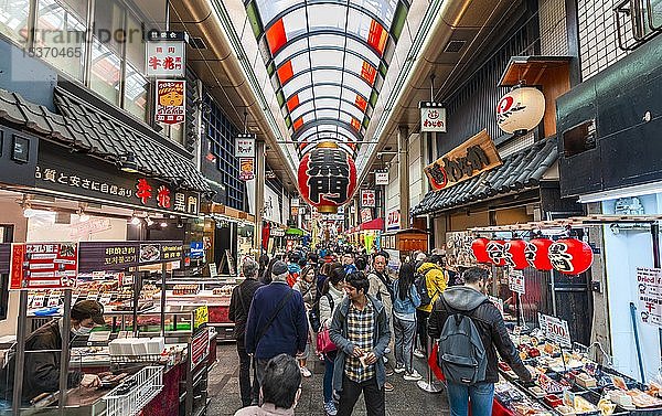 Besucher auf dem Kuromon Ichiba Markt  Osaka  Japan  Asien