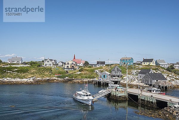 Ausflugsschiff im Hafen von Peggy's Cove  Nova Scotia  Kanada  Nordamerika