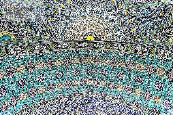Azam Moschee iwan  islamisches Deckenmosaik  Fatima Masumeh Schrein  Qom  Iran  Asien