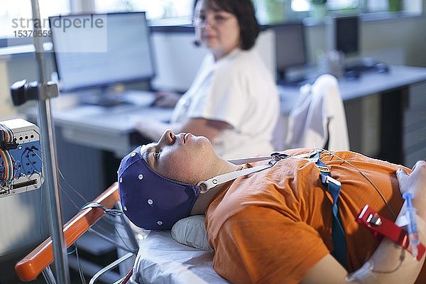 Elektroenzephalographie  EEG  Patient in neurologischer Gehirnuntersuchung  Neurologie im Krankenhaus  Tschechische Republik  Europa