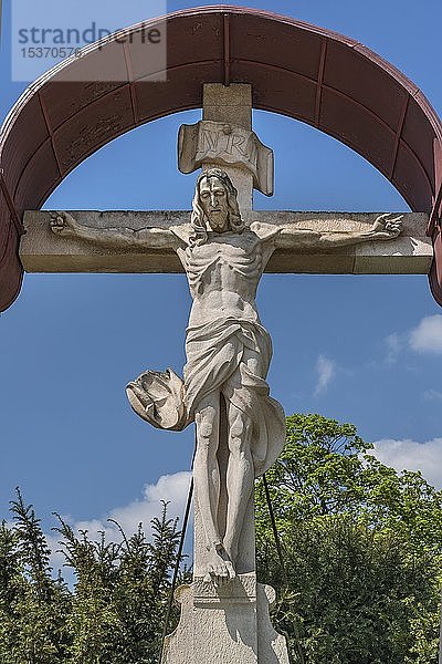 Christusfigur in der Kreuzigungsgruppe  Westfriedhof  München  Oberbayern  Bayern  Deutschland  Europa