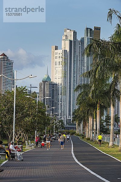 Spaziergang vor der Skyline von Panama-Stadt  Panama  Mittelamerika