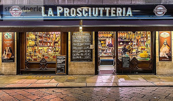 Prosciutteria  Delikatessengeschäft mit typischen Schinkenspezialitäten  Parma  Emilia-Romagna  Italien  Europa